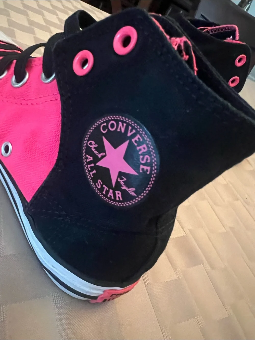 Converse All-Star Chuck Taylor High Top Shoes Neon Pink Black Jr Size 3 63182